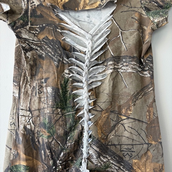 Realtree Camo Destroyed Cut Up Back T-Shirt Women's Medium - Picture 7 of 7